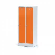 Kovová šatní skříňka s mezistěnou na soklu, oranžové dveře, cylindrický zámek