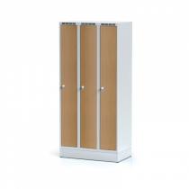 Šatní skříňka 3-dveřová na soklu, laminované dveře buk, cylindrický zámek