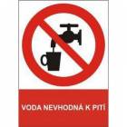  Zákazová bezpečnostní tabulka - Voda nevhodná k pití, plast